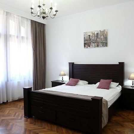 Hotel Aleea Teilor Cîmpulung Esterno foto