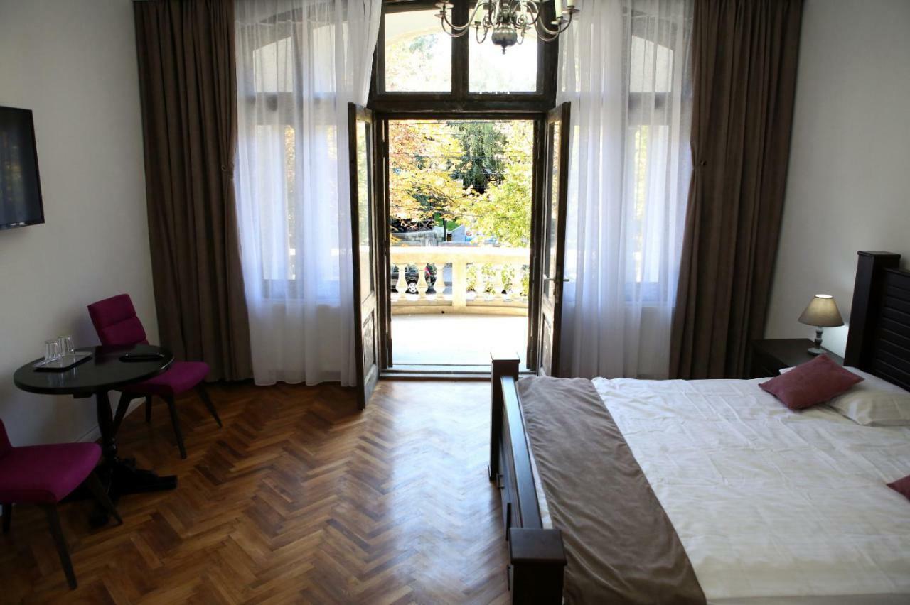 Hotel Aleea Teilor Cîmpulung Esterno foto